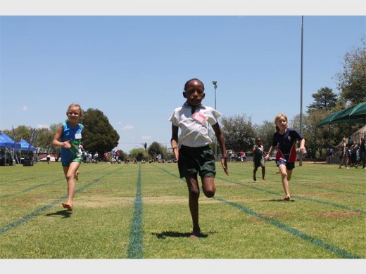 Molebssheng Ramafikeng hardloop stof in die ander se oë by die Krugersdorp Laerskole Kampioenskappe.