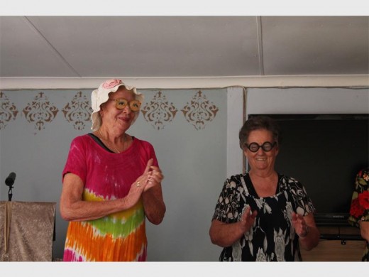Twee van die Lewisham se Grafsteensangers wys hulle is bokke vir sports met hulle unieke brille tydens hulle optrede.