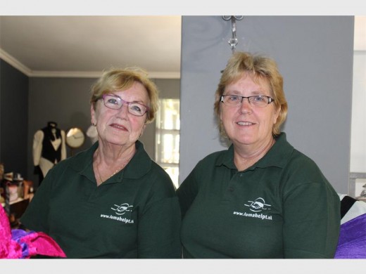 Lucie Kallewaard (links) en Marry Beijl het gehelp om Sechaba Skool te stig.