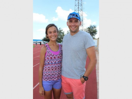 Chery-Lee en haar afrigter Franco Oosthuizen by Hoërskool Noordheuwel se atletiekbaan waar hulle met die News gesels het.