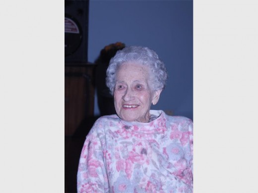 Op 'n 102 glimlag Tannie Sarie Steyn steeds breed.