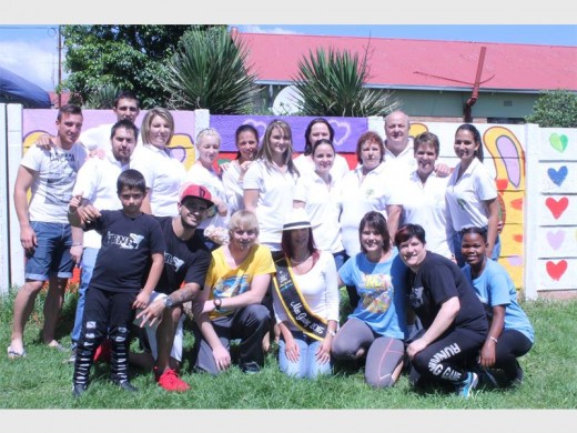 Mrs Gauteng, Adele de Beer along with volunteers from the Noami Ministries in an outreach program in Burgershoop.