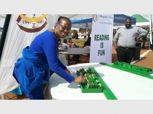 Nene Seboko, specialist at the municipal library, organises a word order game that children could play while learning about the library's services.