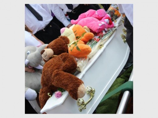 Teddy bears were placed on Alisa's coffin moments before she was buried.