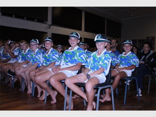 Noordskool se rugbyseuns sit trots geklee in hul nuwe truie, reg vir die seisoen.