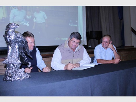 Marinus de Beer, adjunkhoof, Charles Miller, skoolhoof en Sakkie van den Berg begin die nuwe rugbytradisie by Noordskool.