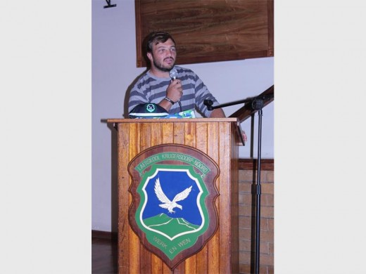 Julian Redelinnehuys lewer 'n paar woorde aan Noordskool se eerste rugbyspan.