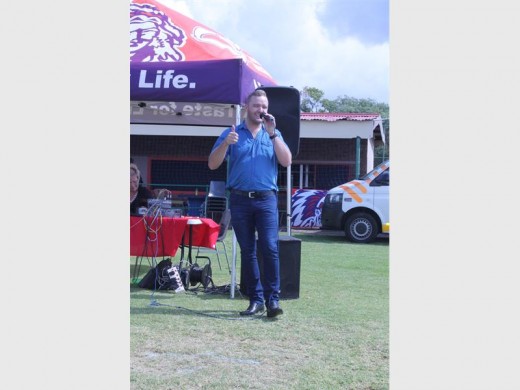 Plaaslike kunstenaar Gibbon vermaak die gehoor by Laerskool Muldersdrif se karnavaldag.