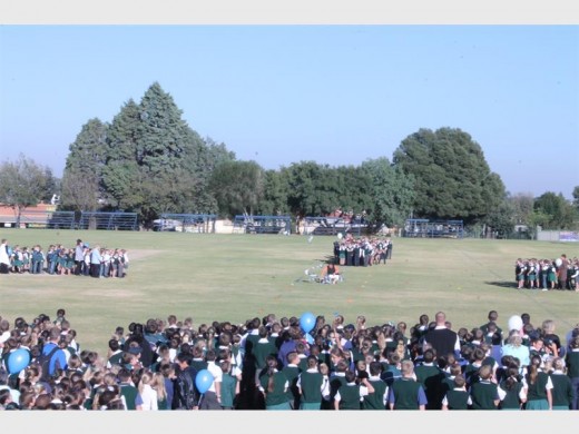 Daar was 'n oomblik van stilte toe 'n swerm duiwe op die veld vrygelaat word vanoggend tydens 'n spesiale Hemelvaartdiens.