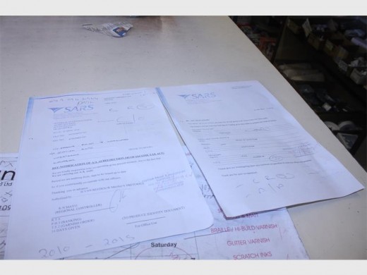 The scammers left behind Sars documentation, which in actual fact says nothing but is decorated with a few scribbles.
