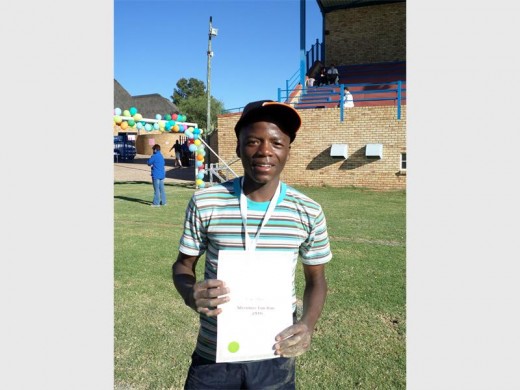 Albert Ngubeni spog met ‘n goue medalje en eerste plek sertifikaat.