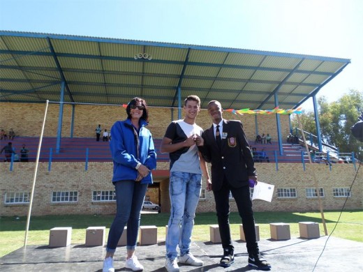 Van links: Kobie Olckers heel links, Donovan Goosen en wenner van die talent kompetiese Bokang Mosweu