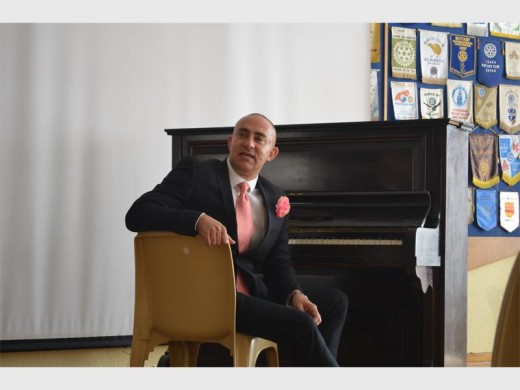 Rocco de Villiers het stories van sy kinderdae met die gehoor gedeel.