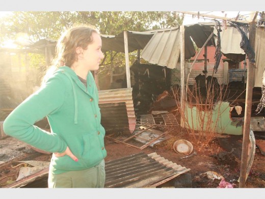 Anandrie Cheetham kyk na die ashoop wat oor is van die gesin se woonstel.