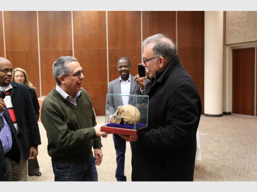 Maropeng's Managing Director, Michael Worsnip, showing Mrs Ples to Cuban Deputy Minister of Foreign Affairs Medina Gonzalez at the visitor's centre. Photo: Submitted