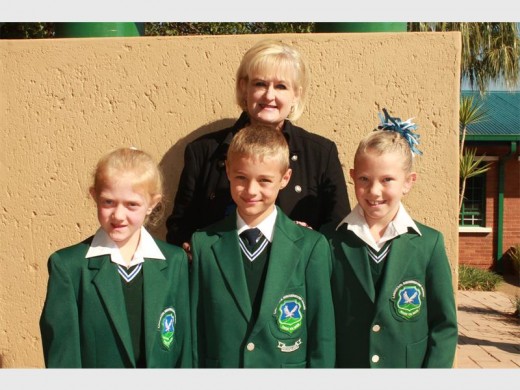 Junior wenners Rachel de Beer (Graad 1), JJ Basson (Graad 2) en Megan Jacobs (Graad 3), met onderwyser Reneè Germishuys.