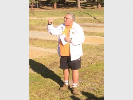Die sekretaris Johan Rossouw maak die bejaardes touwys met die reëls en regulasies van die sport. Foto: verskaf.