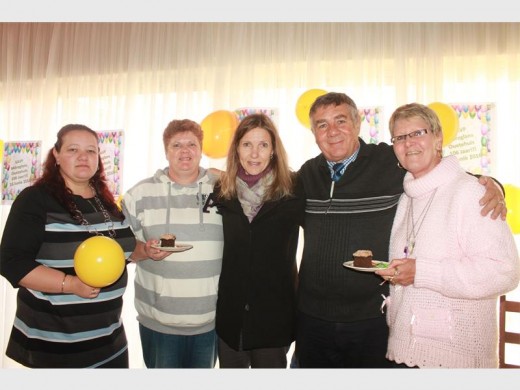 Cecila Botha, Dalina van Zyl, San-Marie Ferreira, Fanie en Louise Meyer by die verjaarsdagvieringe van Môreglans Tehuis.