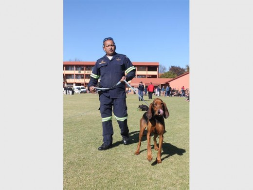 Warrant Officer Arends' watchdog, Viana, is hungry for some suspects.
