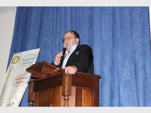 Dennis Pretorius explaining the rules of the evening.