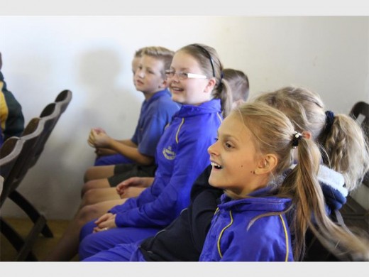 Die skoolkinders het die komberse met opgewondenheid ontvang.