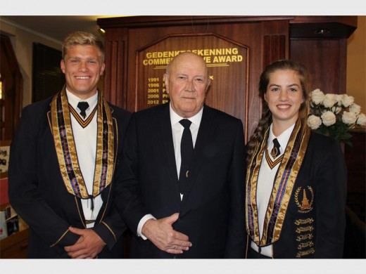 Oud-Staatspresident FW de Klerk saam met Hoërskool Monument se voorsitter Karel Vahrmeijer en ondervoorsitter Marelize Meyer by die gedenkteken waarop De Klerk se naam in 1991 aangebring is.