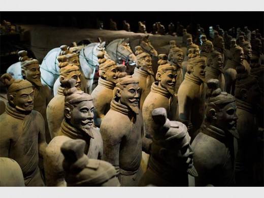 More than 300 life-sized reproductions of statues, chariots, weapons and objects from the daily life of the First Emperor of China, just as they were discovered in the more than 100 pits of the necropolis, are on display.