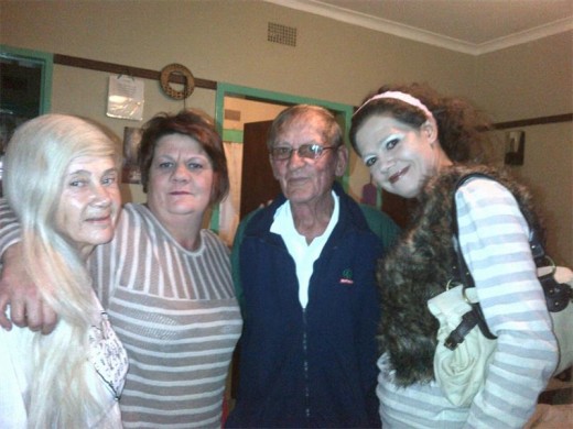 Tannie Sienna, Yolandi, oom Hennie en Madre.