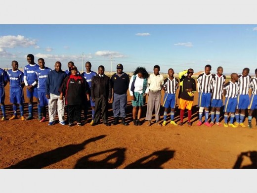 Brigadier Mashole Manamela, flanked by young soccer players. Photo: Submitted.