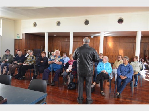 Jakkie Naudé gesels met van die inwoners.