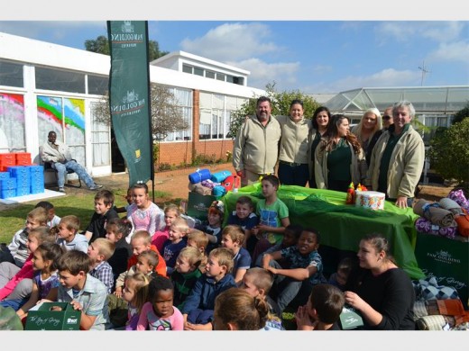 Die Pam Golding-span saam met die kinders.