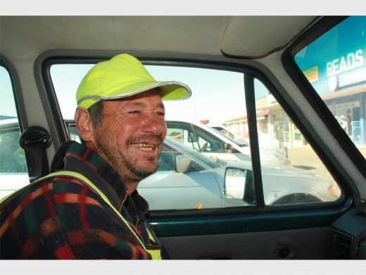 Met trane wat by sy gesig afstroom probeer hy steeds glimlag.