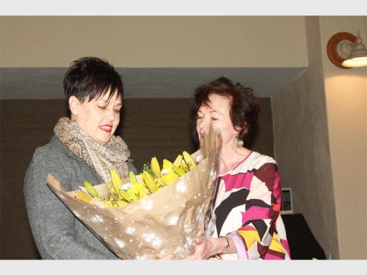 Organiseerder Marina Hough bedank Antoinette Jonker met 'n bos blomme.