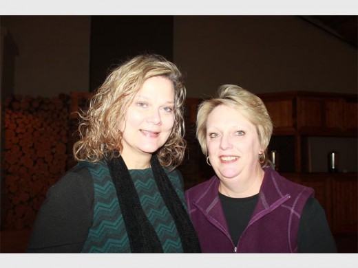 Ronel Swart en Melodie van Brakel by Susan Coetzer se eenvroustuk ten bate van The Bethany House Trust.