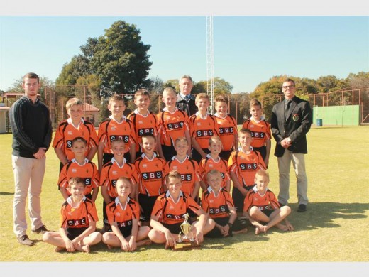 Die o.11-rugbyspan met skoolhoof Wouter Immelman en afrigters DJ Cope en Bernè Grobler.