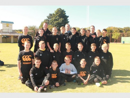 Laerskool Kenmare se eersterugbyspan met skoolhoof Wouter Immelman en afrigters Morne Kruger, Pieter du Toit en Bernè Grobler.