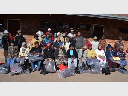 Councillor Mandisa Mdzeke (sixth from left, middle row) and the senior citizens showing off the blankets donated by the Azaadville Muslim School pupils. Photo: Sipho None.