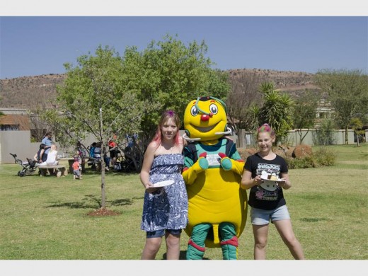 Zane Jacobs, Toktokkie en Chante Oosthuizen geniet die lekker kos by die fondsinsameling. Foto: Elsabe Coetzee