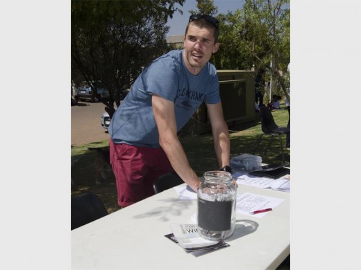 Pieter van Zyl, musiekmaker by die fondsinsameling.Foto: Elsabe Coetzee.