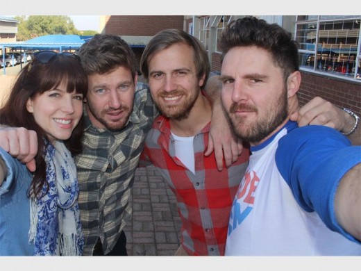 Amalia Uys, Stiaan Smith, Bennie Fourie en Bouwer Bosch, die akteurs van die Afrikaanse rolprent 'Sy lyk soos lente' neem 'n selfie tydens hul besoek aan HS Noordheuwel.