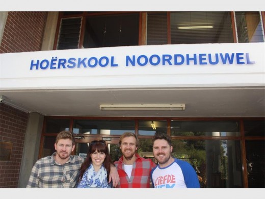 Stiaan Smith, Amalia Uys, Bennie Fourie en Bouwer Bosch, die sterre van die Afrikaanse rolprent 'Sy lyk soos lente', het Hoërskool Noordheuwel-leerlinge verras met 'n besoek.