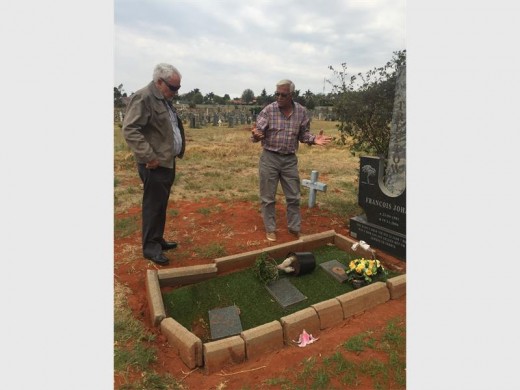 Leon van Zyl en Robert Treptow by die graf.