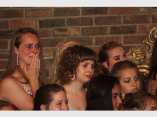 Tydens die emosionele afskeid vir hul matrieklede was dit vir party lede van Hoërskool Monument se koor byna onmoontlik om die liedjies perfek te sing.