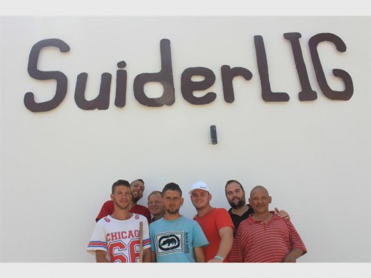 A group of Grace House residents painted the palisade fencing of Suiderlig church in Krugersdorp West to launch their Restoration Hand project.