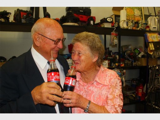 Vir die afgelope 60 jaar is Erns en Martie onafskeidbaar. Hul geheim is om altyd vir mekaar lief te bly.