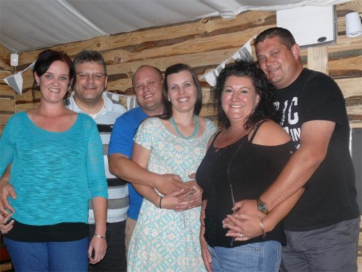 Die paartjies wat aan Kom ons Braai deelgeneem het is Jackie en Hannes le Roux, Andrew en Emay van Wijk en Rhonette en Wimpie Reid.