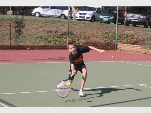 Jaden Kuipers wys sy tennisvaardighede tydens Krugersdorp Tennisklub se jaareindfunksie.