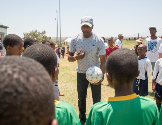 Lucas Radebe speaking to the children.