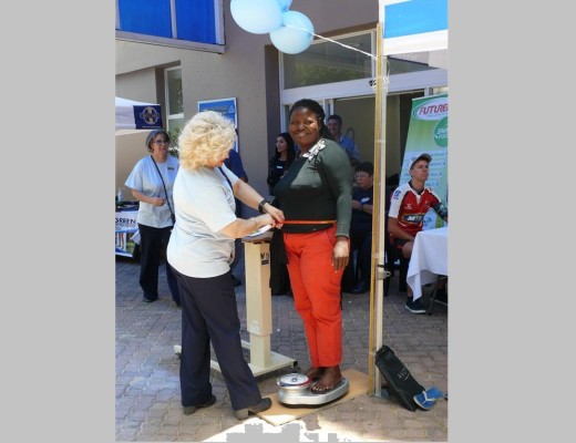 Dietician René measuring Gulia Masutene's waist.