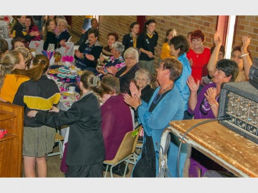 Daar is heerlik gesing en gedans tydens Ebies se jaarlikse Oupa- en Oumadag. Foto: Ingestuur.